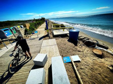 Señales en el suelo en la playa de El Prat