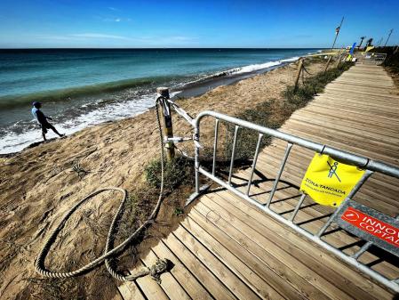 Una parte del paseo marítimo de El Prat cerrado
