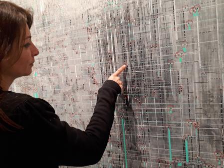 Marta Juvanteny tocando uno de sus cuadros.