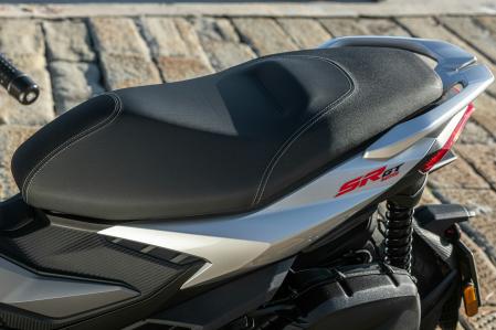 Bajo el asiento dispone de un hueco para guardar un casco integral&nbsp;