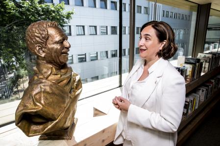 Ada Colau con el busto del escritor Gabriel García Márquez, al que Barcelona acaba de dedicar una biblioteca