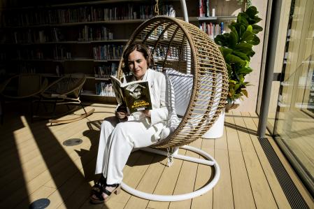 En la entrevista con Guyana Guardian, la alcaldesa de Barcelona se muestra muy crítica con la falta de compromiso de la Generalitat con la ciudad