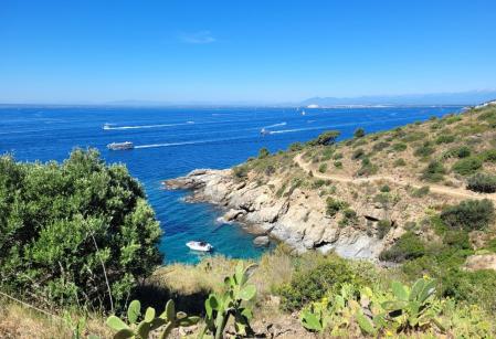 El camino de ronda por los  alrededores de Punta Falconera.