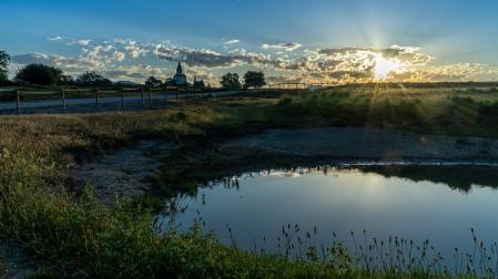 Amanecer con el santuario de Puig-agut de Manlleu.