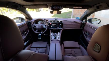 El cuero de bordados exóticos y los cromados son las señas de identidad del interior d el DS9