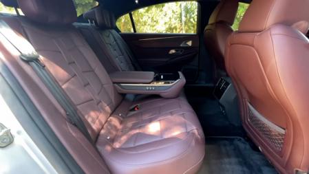 Las plazas traseras son muy generosas, aunque están pensadas para ofrecer el máximo confort a dos ocupantes. Pueden tener calefacción y hasta masajes.