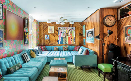 Uno de los dos salones de ocio. El colorido es la nota predominante.