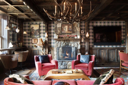 un pequeño cartel colgado en la enorme chimenea de piedra reza 'WEEKEND UPDATE', un guiño a los días de Fallon como copresentador del icónico segmento de noticias paródicas de 'Saturday Night Live'.