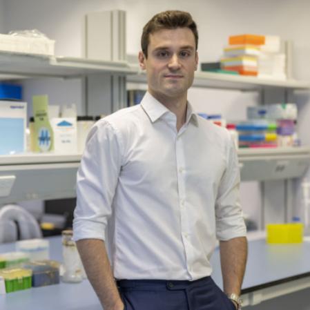 Oriol Iborra Egea en su laboratorio