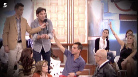 Luis Lorenzo y Arantxa Palomino (a la derecha levantando la mano) en 'De buena ley'