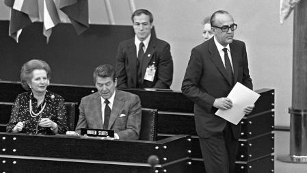 El presidente del Gobierno, Leopoldo Calvo Sotelo, en la primera cumbre de la OTAN a la que asistió España, en Bonn en junio de 1982. En primer término, la primera ministra británica, Margaret Thatcher, y el presidente de EEUU, Ronald Reagan.
