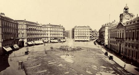 La plaza hacia 1870. Detalle de una fotografía de J. Laurent.