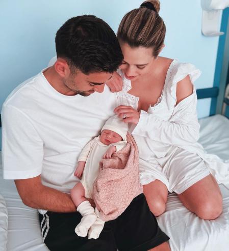 Enzo Zidane posó con su pequeña y su prometida, la modelo venezolana Karen Gonçalves.
