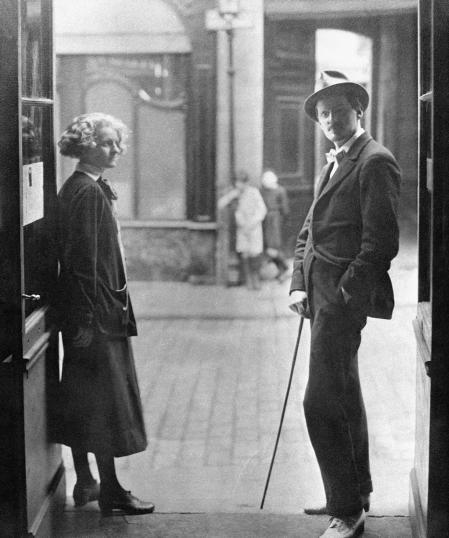 James Joyce junto a la librera Sylvia Beach, su principal apoyo para editar el 'Ulises' en París.