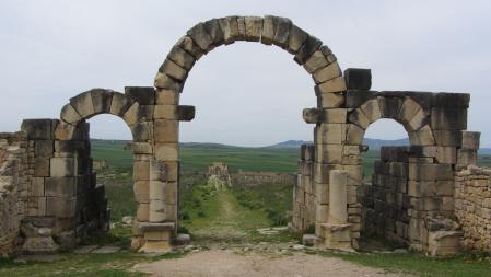 El decumanus maximus visto desde la puerta de Tánger, con el arco de Caracalla al fondo