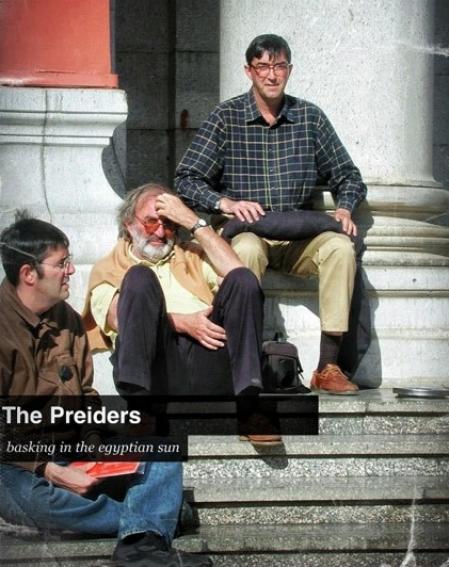 Máximo Pradera (abajo izquierda), con su padre, el periodista Javier Pradera (centro) y su hermano, Alejandro (arriba, derecha).