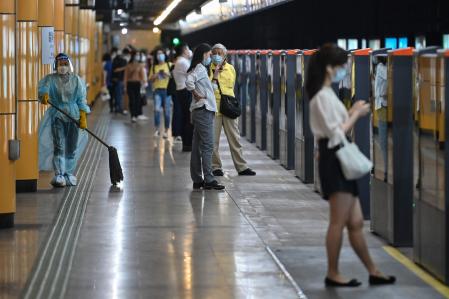 La gente espera un tren en una estación de metro en el distrito Jing'an de Shanghai