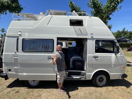 Marcial Vega, conocido como Gofio, posa junto a su furgo camperizada&nbsp;