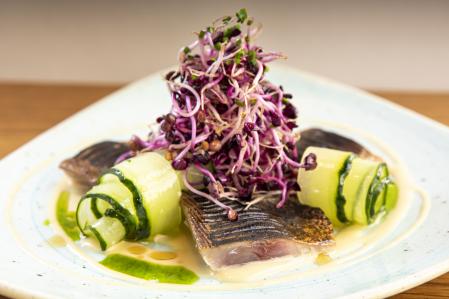 Caballa soasada, salsa de miso y brote de rábano