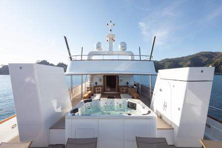 Parte posterior del barco con jacuzzi y terraza, algunos de los conforts propuestos a los pasajeros del Curiosity