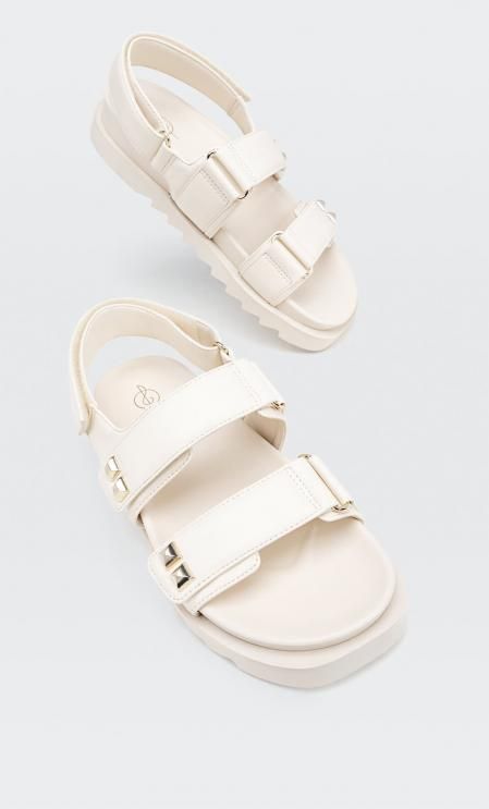 Sandalias blancas de Stradivarius