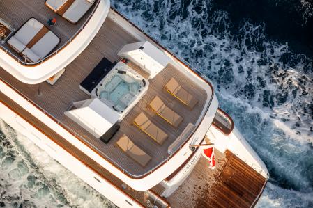 Vista aérea del Curiosity navegando. El yate se extiende en dos plantas.