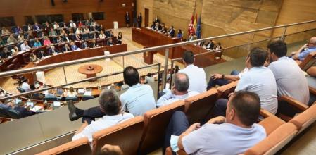 LV_ El sector del taxi es expulsado de la Asamblea de Madrid en el debate sobre la regulación de las VTC