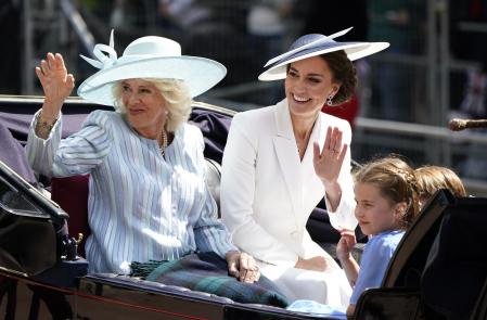Camila Parker y Kate Middleton junto a sus hijos en el desfile 'Trooping the Colour' este jueves.