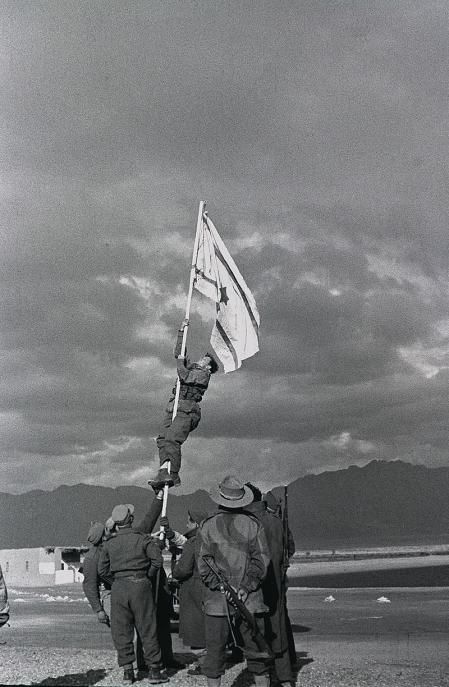 Las fuerzas israelíes izan su bandera para indicar su victoria en la guerra de 1948.