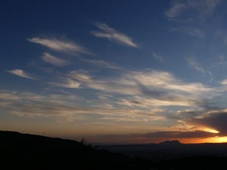 Diferentes tipos de nubes al atardecer.