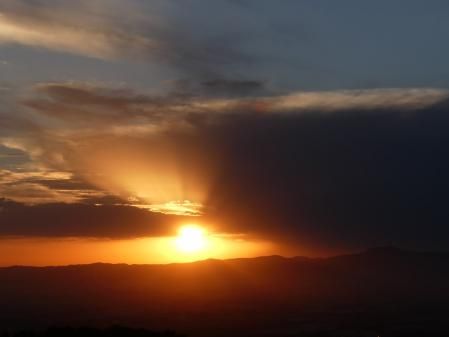 La bruma facilita la aparición de los rayos crepusculares.