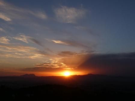 Puesta de sol con rayos crepusculares.