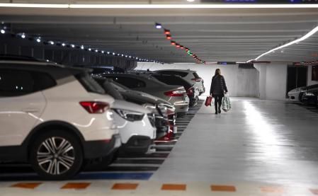 Parkins i riesgo de robos- Una pareja se dirige hacia su coche cargada de bolsas de compras navideñas en un parking del centro de la ciudad- Foto Ana Jimenez