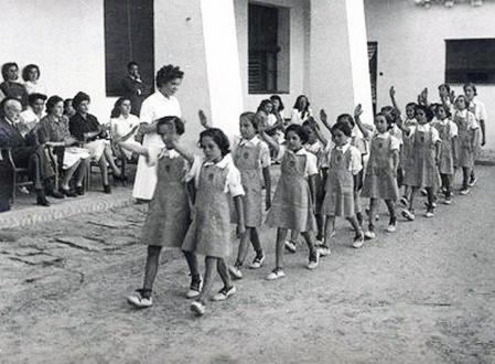 Unas niñas desfilan en un acto de la Sección Femenina
