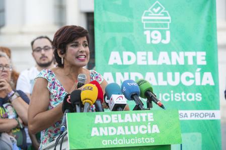 La candidata de Adelante Andalucía, Teresa Rodríguez ofreciendo declaraciones públicas a la prensa en un encuentro con la militancia