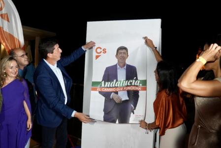 El candidato de Ciudadanos a la Presidencia de la Junta, Juan Marín, pegando el cartel electoral en el inicio de la campaña electoral