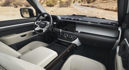Las nuevas opciones del interior y los exclusivos detalles de acabado crean un entorno sofisticado en el enorme habitáculo del icónico modelo de Land Rover&nbsp;