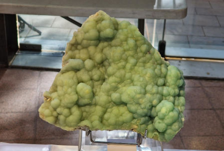 La smithsonita es un carbonato de zinc anhidro, que cristaliza en el sistema romboédrico.