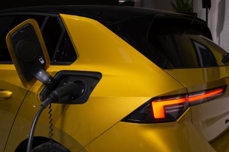 El Astra PHEV cuenta con un cargador de serie de 3,7 kW y opcional de 7,4 kW; en un punto de recarga de 22 kW se necesitan dos horas para disponer del 100% de la batería&nbsp;