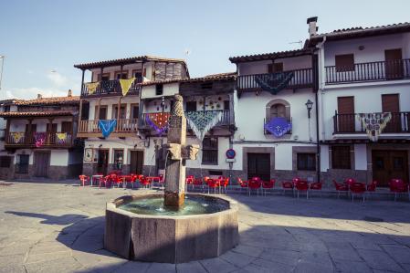 Valverde de la Vera es un municipio cacereño ubicado en la comarca de La Vera, declarado Conjunto Histórico en 1970, y por la que fluye el agua por sus calles empedradas gracias a las “regueras”, y sirven para facilitar su aseo y para distribuir el agua de riego de las huertas.