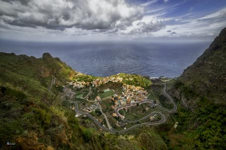 Agulo es un inmenso mirador teñido por el verde de sus cultivos sobre el océano Atlántico