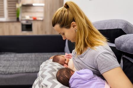 Un madre amamanta a sus gemelos