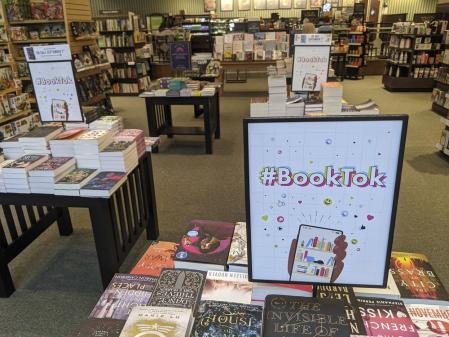 Una librería Barnes & Noble de Scottsdale, Arizona, dedica un apartado a libros que triunfan en BookTok