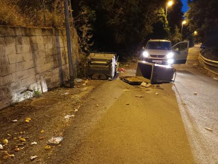 Contenedores tumbados por los jabalíes para encontrar comida.