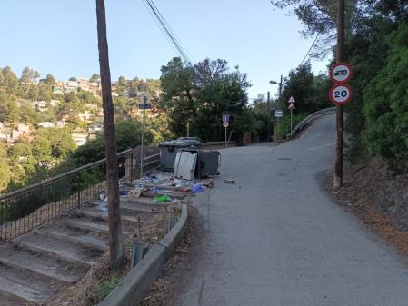 Contenedores tumbados por los jabalíes para encontrar comida.