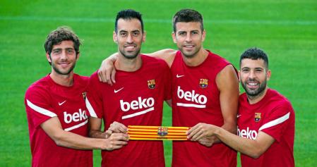 Los cuatro capitanes del Barça aguantan el brazalete en una imagen del pasado verano
