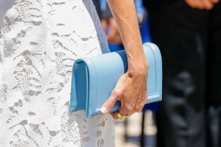 El clutch que ha lucido Letizia es de Magrit Shoes y lo llevó el mes pasado durante la visita del jeque Tamim bin Hamad Al Thani en el Palacio Real de Madrid