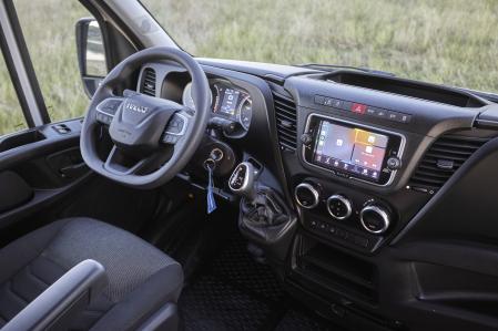 La persona que va al volante disfruta de un puesto de conducción ergonómico&nbsp;&nbsp;