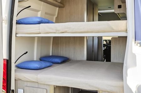 Las camas tipo litera son dobles y cada una de ellas dispone de una lámpara con conexión USB&nbsp;