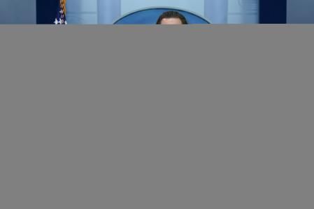 Matthew McConaughey muestra la foto de la niña de 10 años Alithia Ramirez, una de las víctimas mortales del tiroteo del 24 de mayo en Uvalde